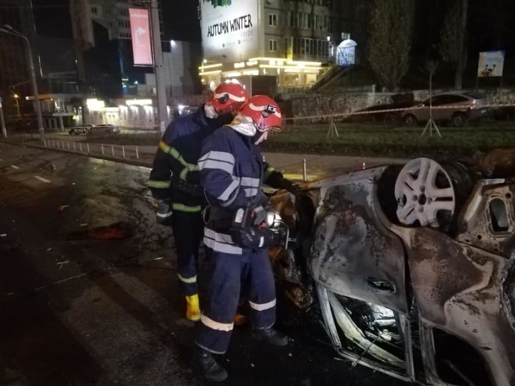 В центре Киева водитель Honda протаранил столб, есть жертвы (ФОТО)