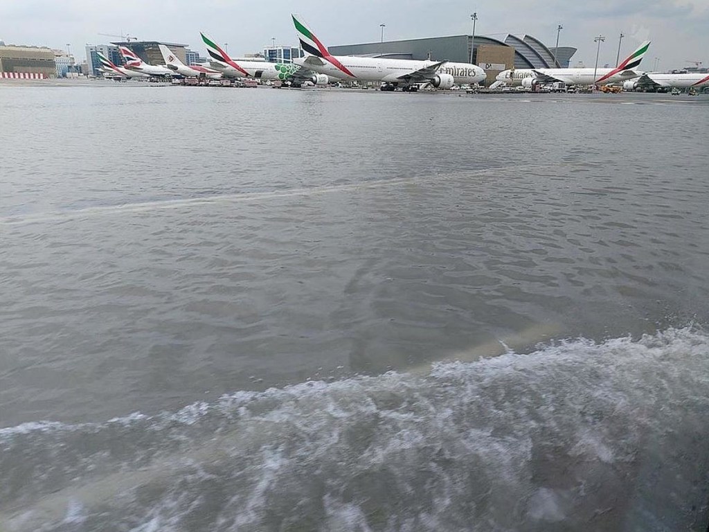 В аэропорту Дубая отменены десятки рейсов в результате наводнения (ВИДЕО)