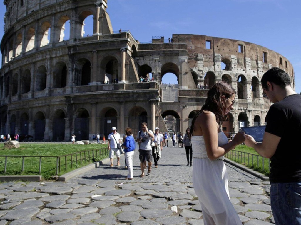 Борьба с массовым туризмом: В Риме запретили продавать сувениры у достопримичательностей