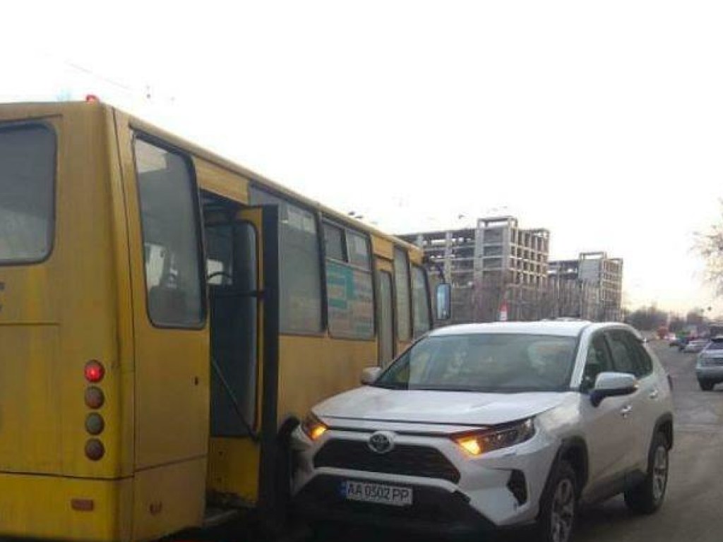 На Дарнице в Киеве Toyota столкнулась с маршруткой (ФОТО)