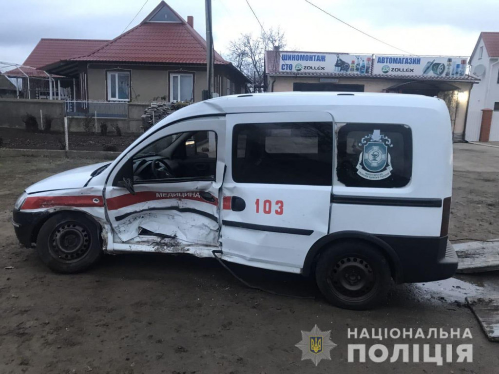 Водитель BMW врезался в скорую: в ДТП в Одесской области один человек погиб, пострадала врач-педиатр (ФОТО)