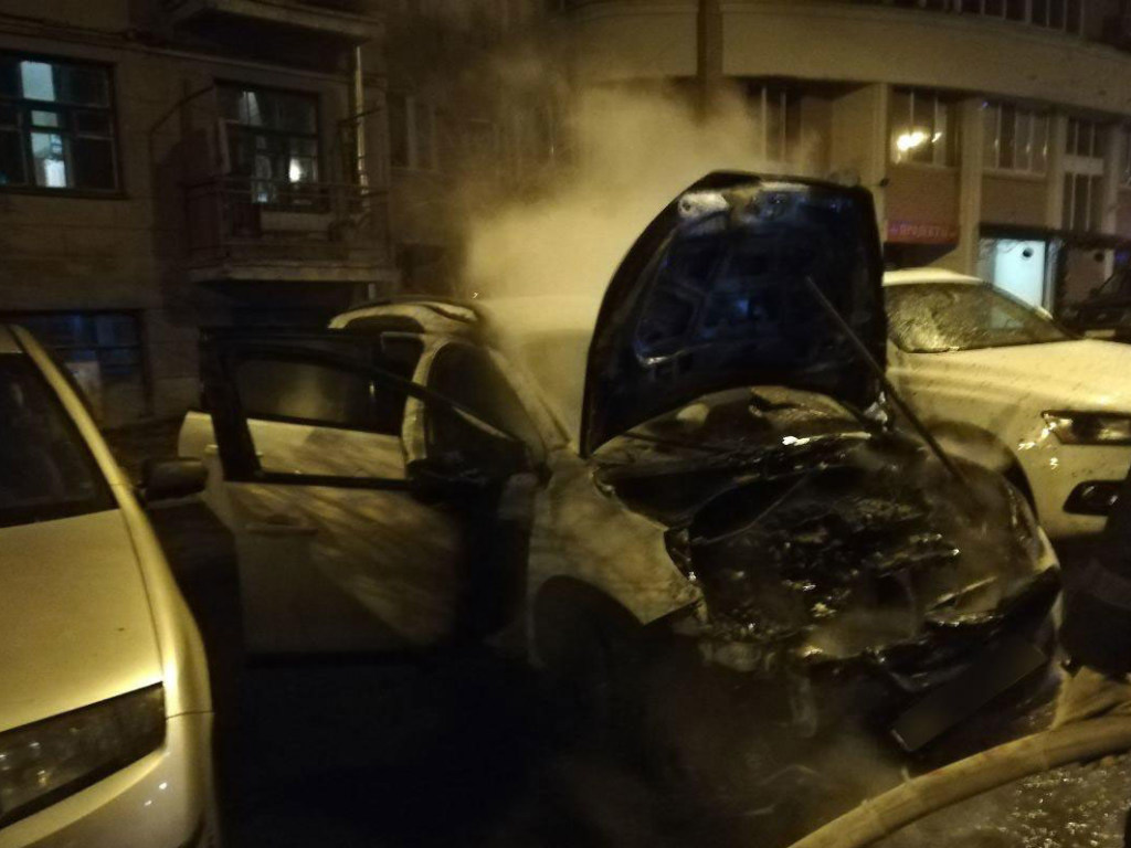 В Харькове загорелся припаркованный во дворе Peugeot (ФОТО)