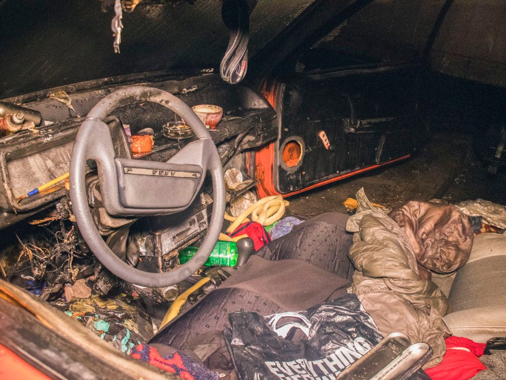 На столичной Троещине горело авто, где жил бездомный мужчина (ФОТО, ВИДЕО)