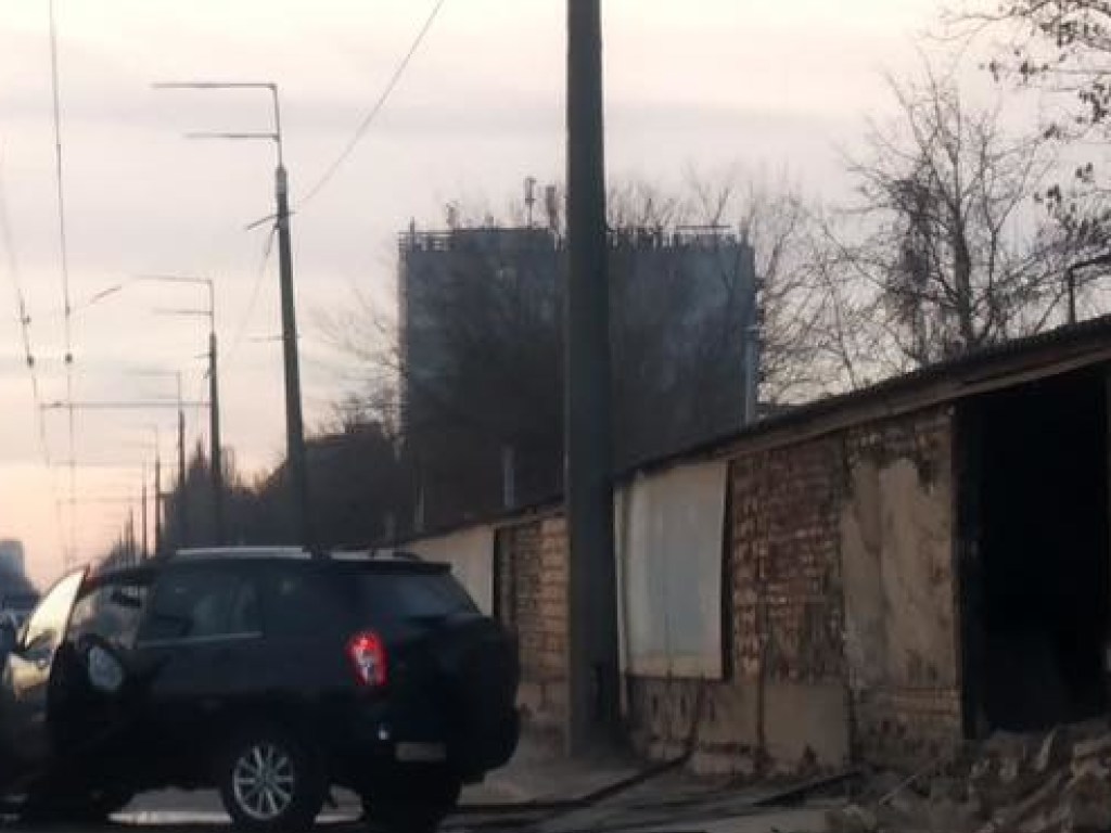 На Нивках в Киеве внедорожник врезался в гараж (ФОТО)