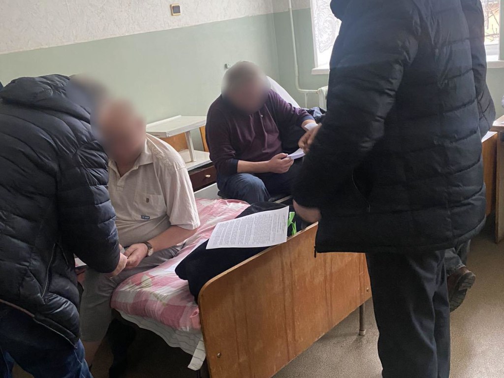В Винницкой области адвокат пытался передать тысячу долларов взятки: его задержали (ФОТО)