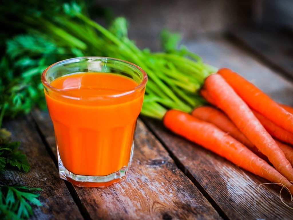 Эксперты рассказали об омолаживающем эффекте морковного сока