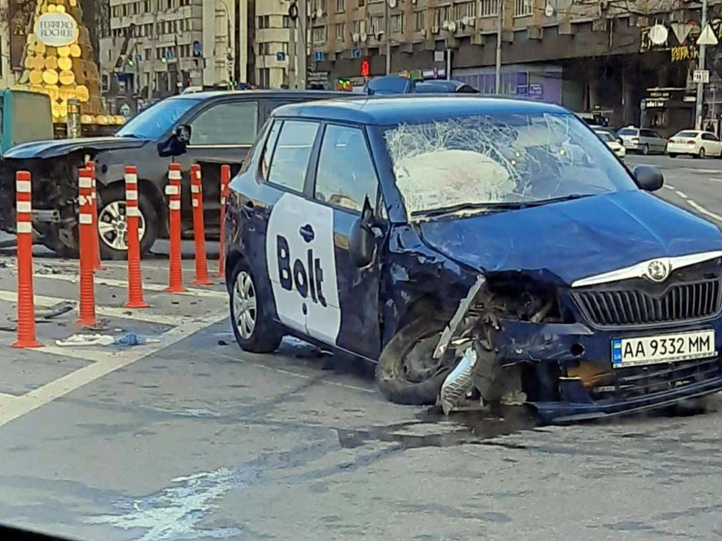 На площади Победы в Киеве разбилось такси: у авто сильные повреждения (ФОТО, ВИДЕО)