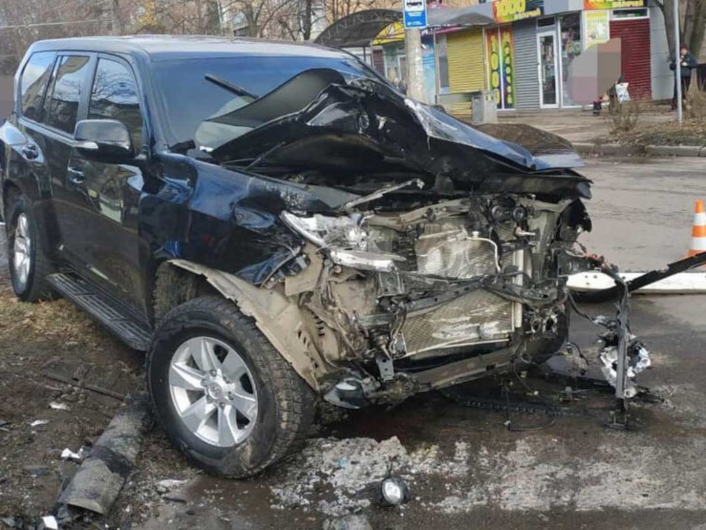 Двоих человек госпитализировали: в Харькове в результате ДТП разбился джип (ФОТО)