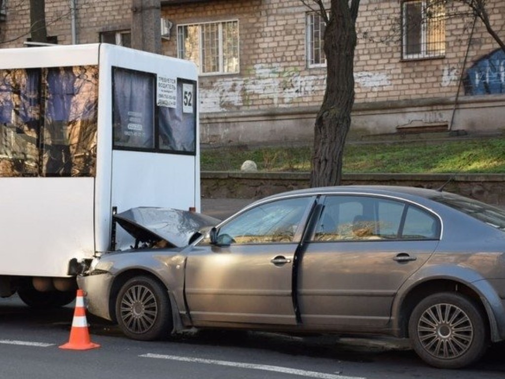 Водителю стало плохо за рулем: в Николаеве маршрутка врезалась в Skoda (ФОТО)