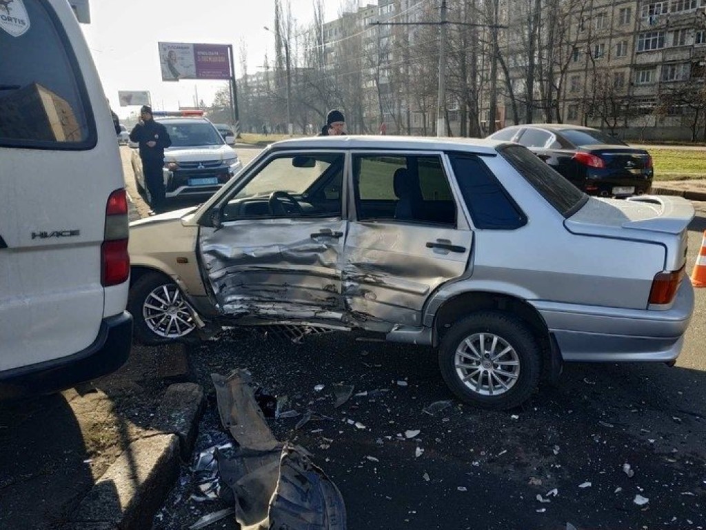 Пострадал водитель: в Николаеве столкнулись Toyota и ВАЗ (ФОТО)