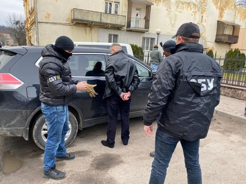 Во Львовской области задержали главного лесника во время получения дани (ФОТО)
