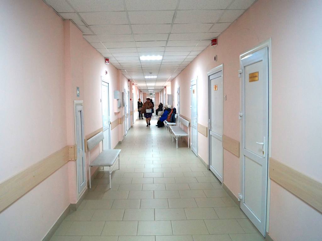 Сломанное бедро и шок: в киевской больнице на 4-летнего ребенка упали металлические двери