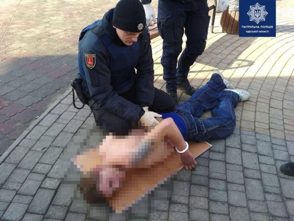 Полуголый «охотник за приведениями» бросался с ножницами на прохожих в Одессе (ФОТО)