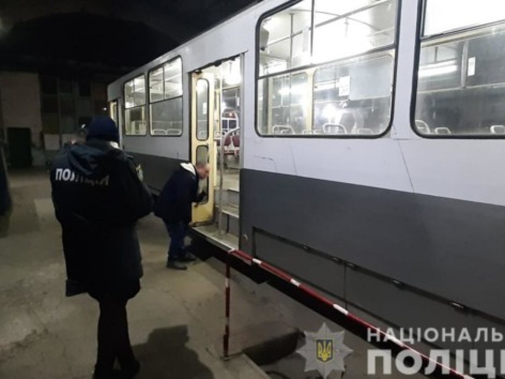 В Николаеве неизвестные обстреляли два трамвайных вагона с пассажирами (ФОТО)