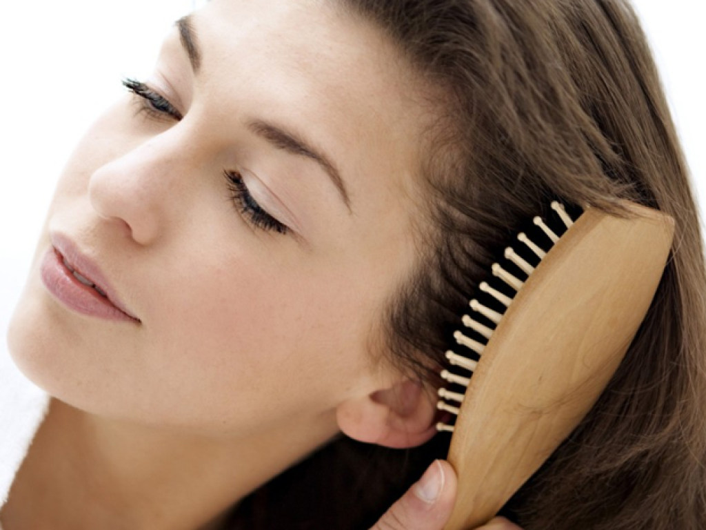 Косметолог:  частое расчесывание волос и неправильная расческа ухудшают состояние волос
