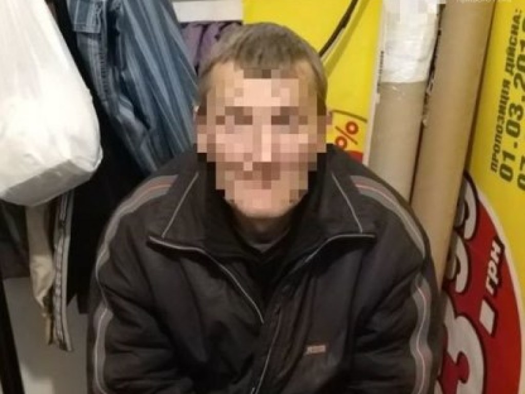 В Кривом Роге мужчина объявился в магазине, из которого украл кроссовки пару дней назад (ФОТО)