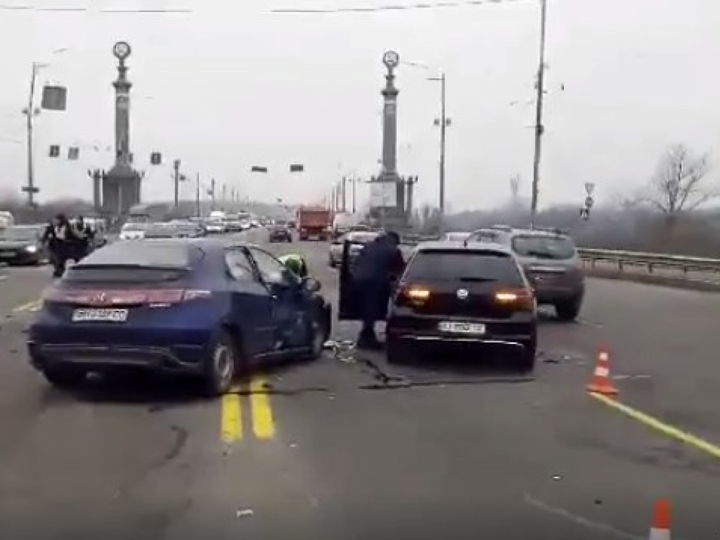 Масштабное ДТП в Киеве: перед мостом Патона столкнулись 4 автомобиля (ФОТО, ВИДЕО)