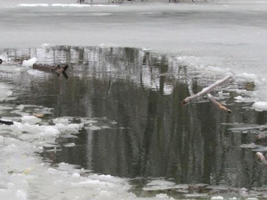 В Житомирской области рыбак провалился под лед и скончался от переохлаждения в «скорой» (ФОТО)