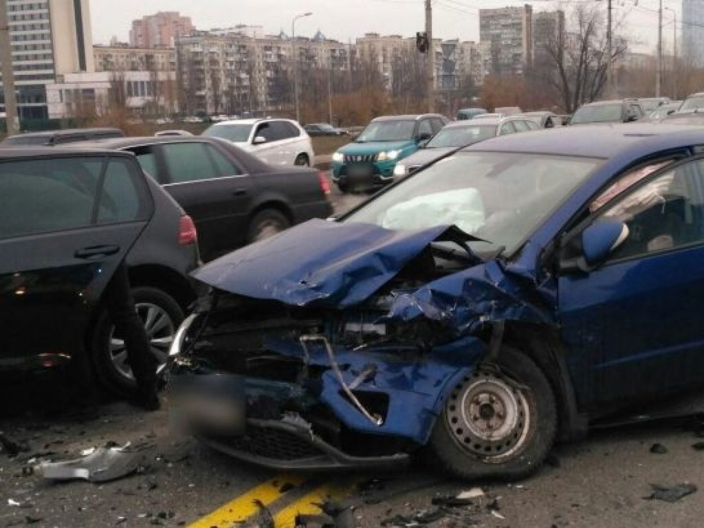 Массовое ДТП в Киеве: на бульваре Дружбы Народов столкнулось несколько автомобилей (ФОТО)