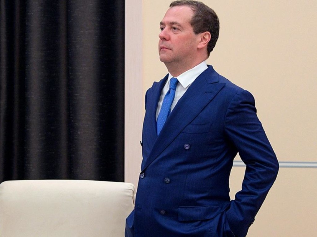 Правительство РФ во главе с Медведевым объявило об отставке, а Путин предложил альтернативу