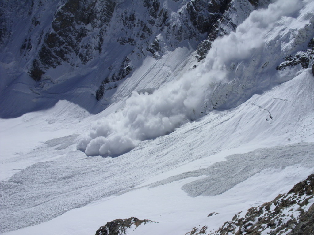 120 человек погибли в Гималаях в результате схождения лавин