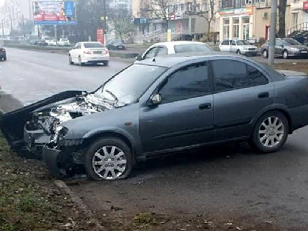 В Одессе авто Nissan врезалось в дерево: двоих человек госпитализировали (ФОТО)