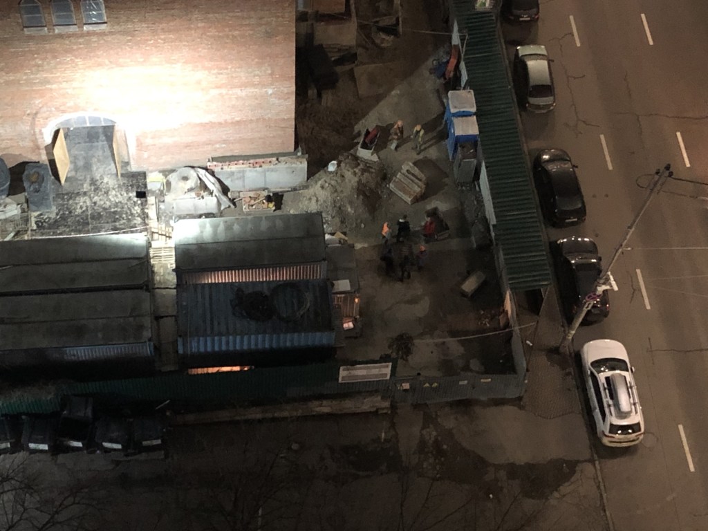 Под стенами строящегося храма в Киеве пьяный рабочий устроил драку (ВИДЕО)