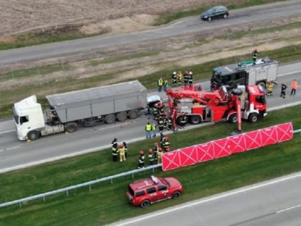 Возле села в Польше столкнулись легковушка и грузовик: погибли двое украинцев (ФОТО)