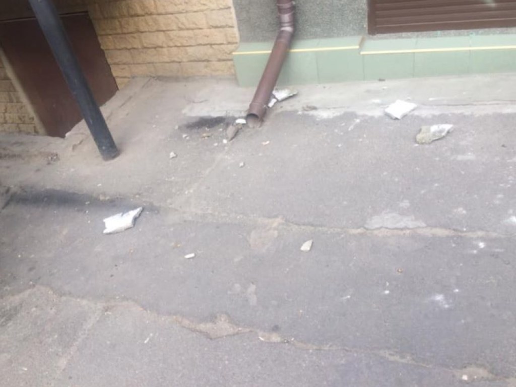 В Одессе на голову женщине упал элемент фасада дома (ФОТО)