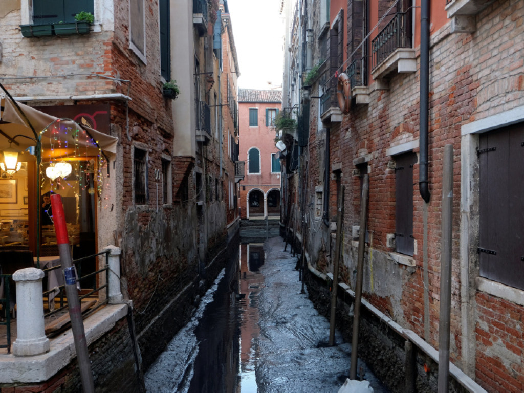 «После сильного наводнения»: каналы Венеции пересохли, гондолы стоят на дне (ФОТО, ВИДЕО)