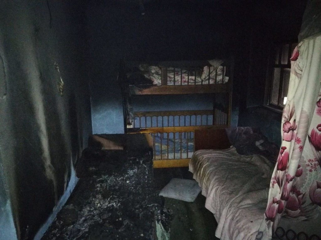 В Киевской области в частном доме произошел пожар: погиб мужчина и 2 его детей (ФОТО)