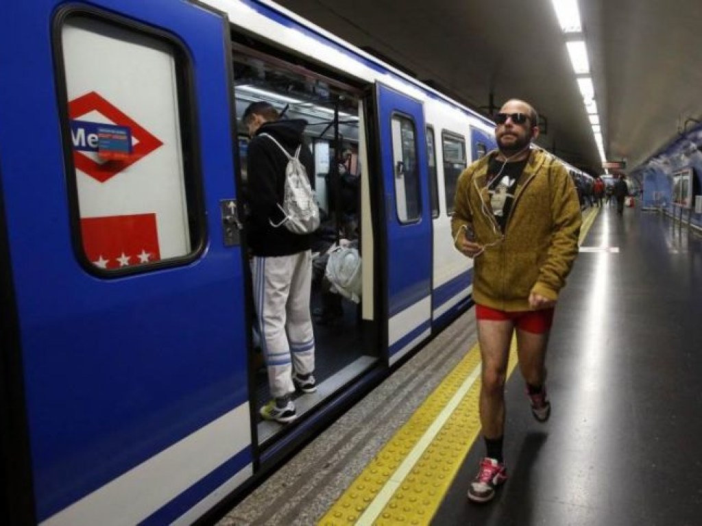 В нескольких города мира прошел флешмоб: В метро люди ходили без штанов (ФОТО)