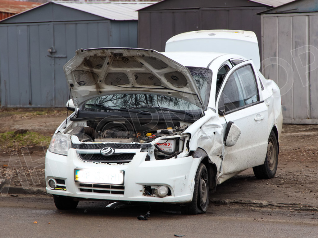 В Днепре на «встречке» столкнулись Nissan и ЗАЗ: обломки автомобилей разлетелись по обочине (ФОТО)