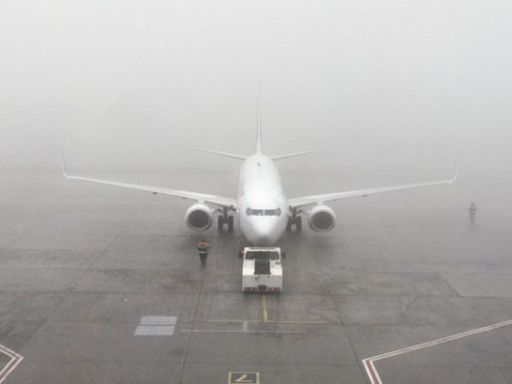 Туман и мороз: в Одессе из-за неблагоприятной погоды не смог приземлиться самолет из Египта