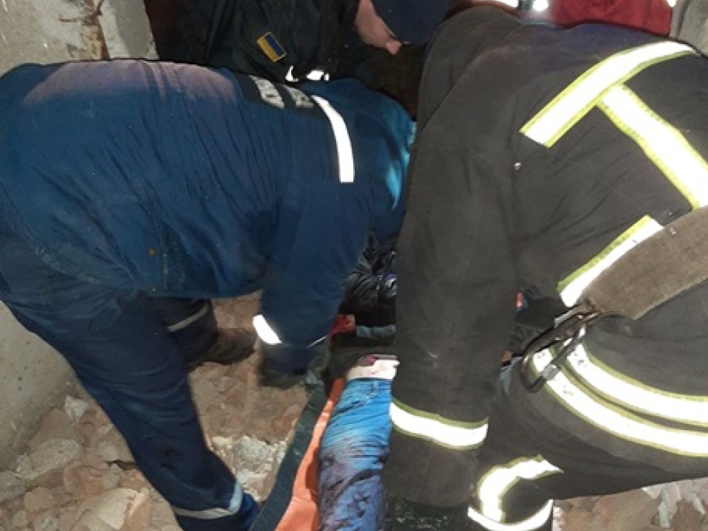 ЧП в недостроенном доме: В Кропивницком мужчина упал в шахту лифта – ГСЧС (ФОТО)