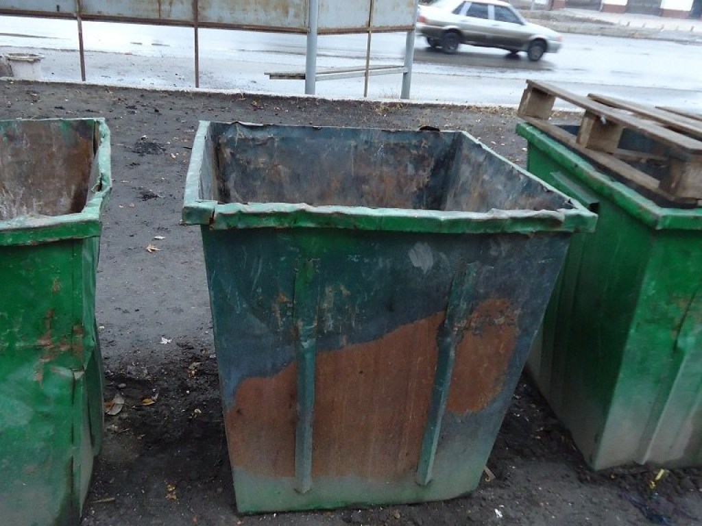 В Киеве мужчина искал в мусорном контейнере бутылки и нашел мёртвого младенца