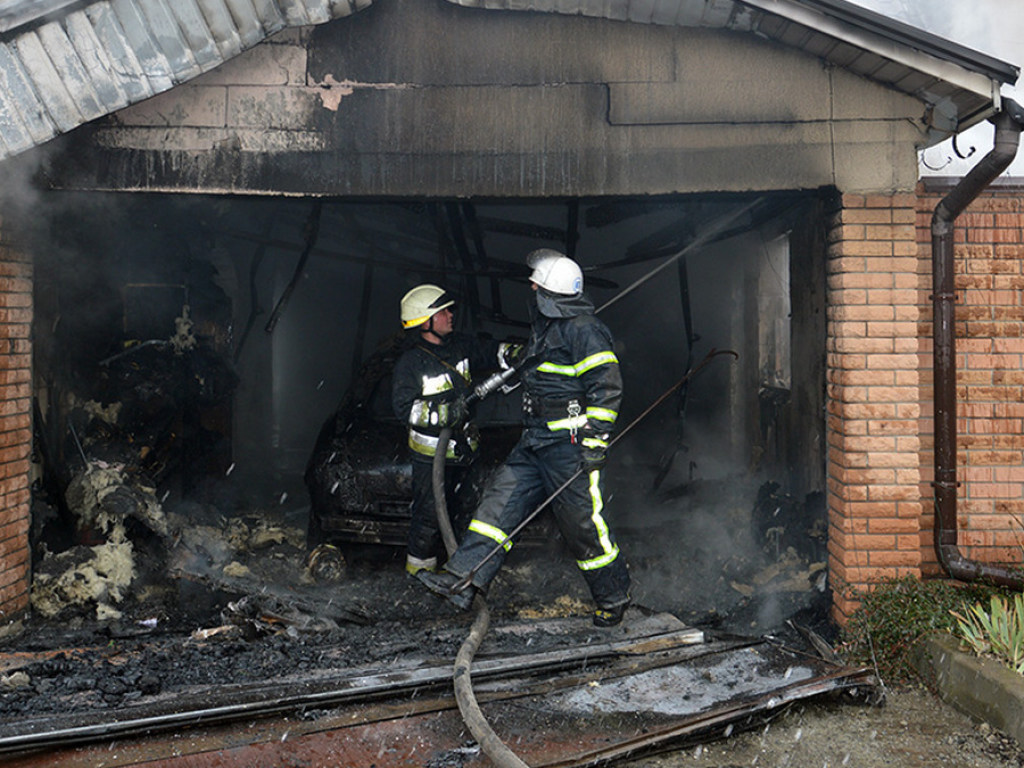 Под Днепром горел дом и гараж с автомобилем (ФОТО, ВИДЕО)