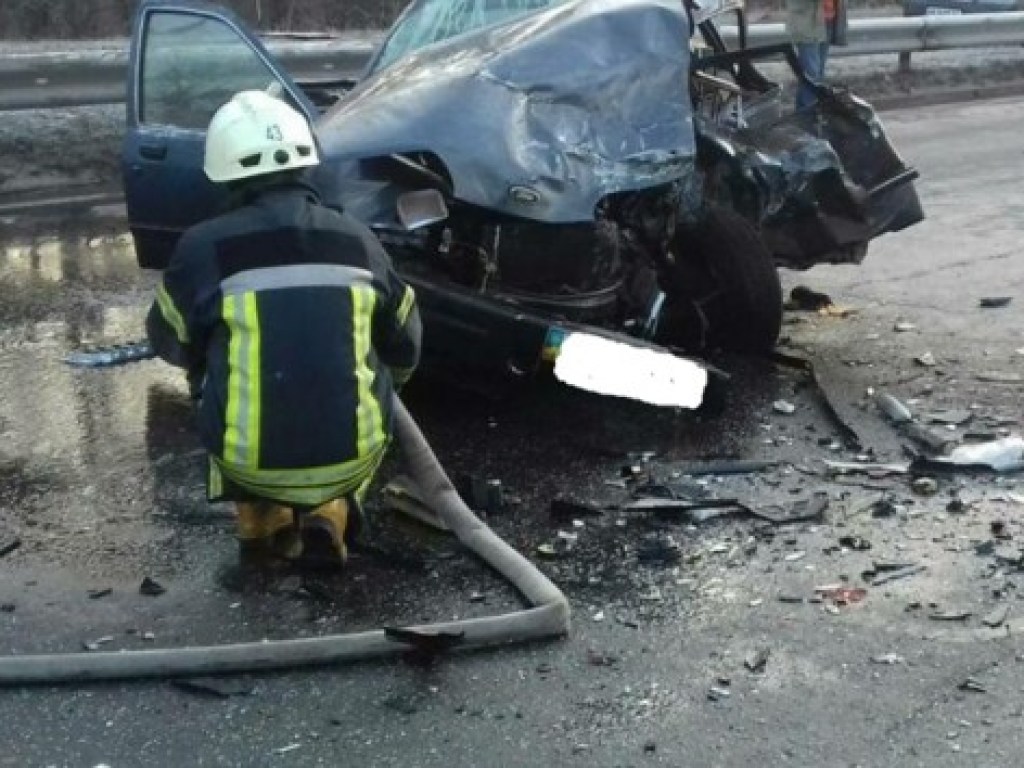 Людей вырезали из авто: В Сети появилось видео момента смертельного ДТП на Братиславской в Киеве