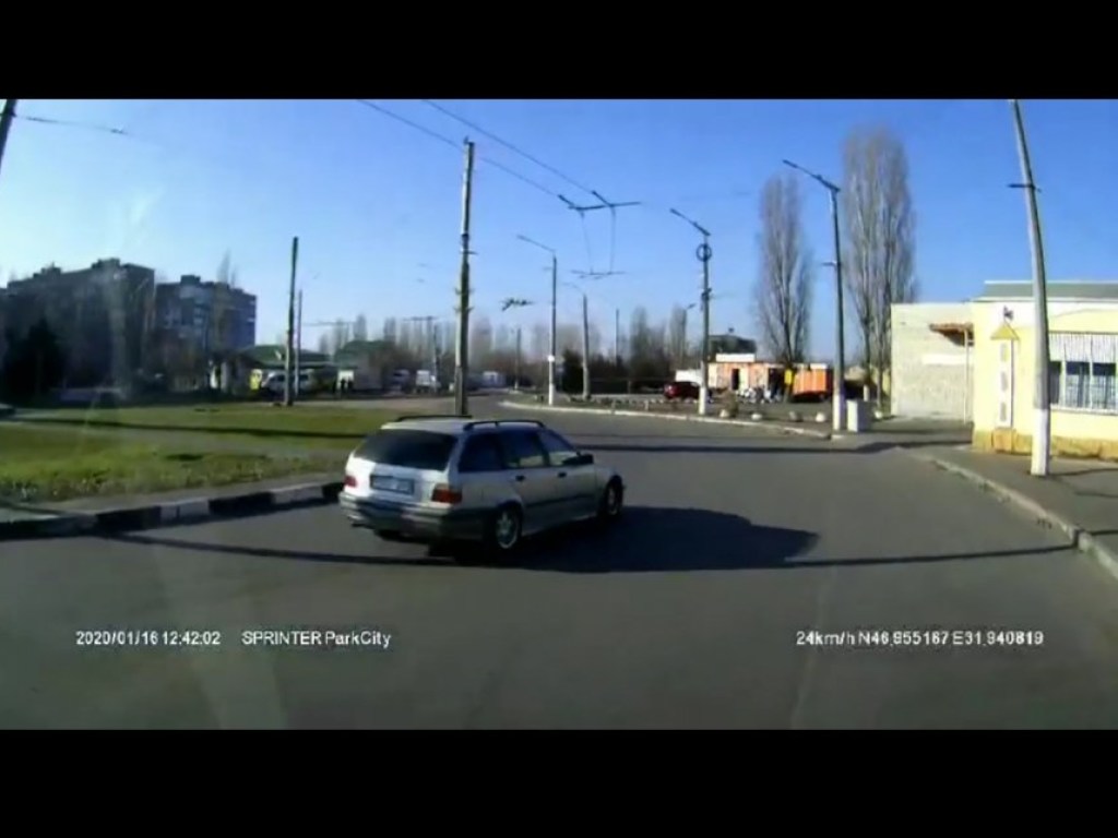 Водитель BMW устроил «дрифт» в Николаеве (ФОТО, ВИДЕО)