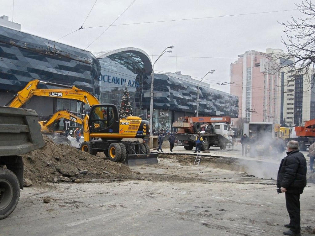 Возле Ocean Plaza в Киеве восстановили движение транспорта