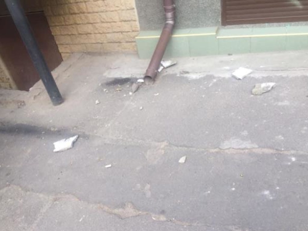 В центре Одессы разрушается историческое здание: обрушился кусок фасада и пробил девушке голову (ФОТО)