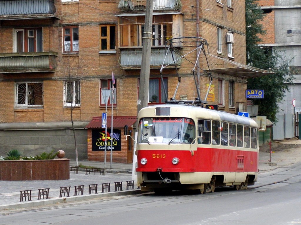 Оттащили автомобиль: в Киеве на Дмитриевской «герой парковки» заблокировал движение трамваев (ВИДЕО)