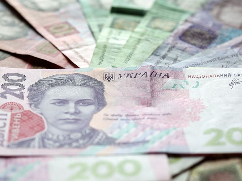 Министры, повышая себе зарплаты, обворовывают украинцев – эксперт