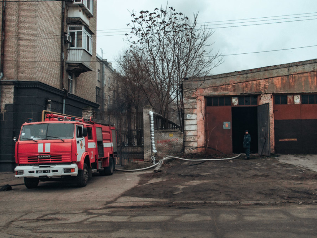 Бездомные сожгли здание в Днепре (ФОТО)