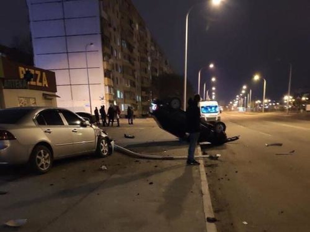 В Харькове в результате столкновения перевернулся ВАЗ и «уронил» столб на KIA (ФОТО)