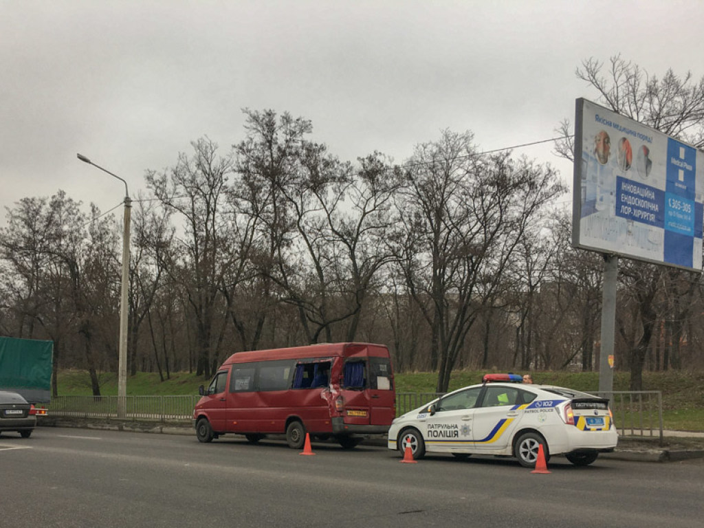 ДТП в Днепре: столкнулись грузовик и маршрутка (ФОТО)