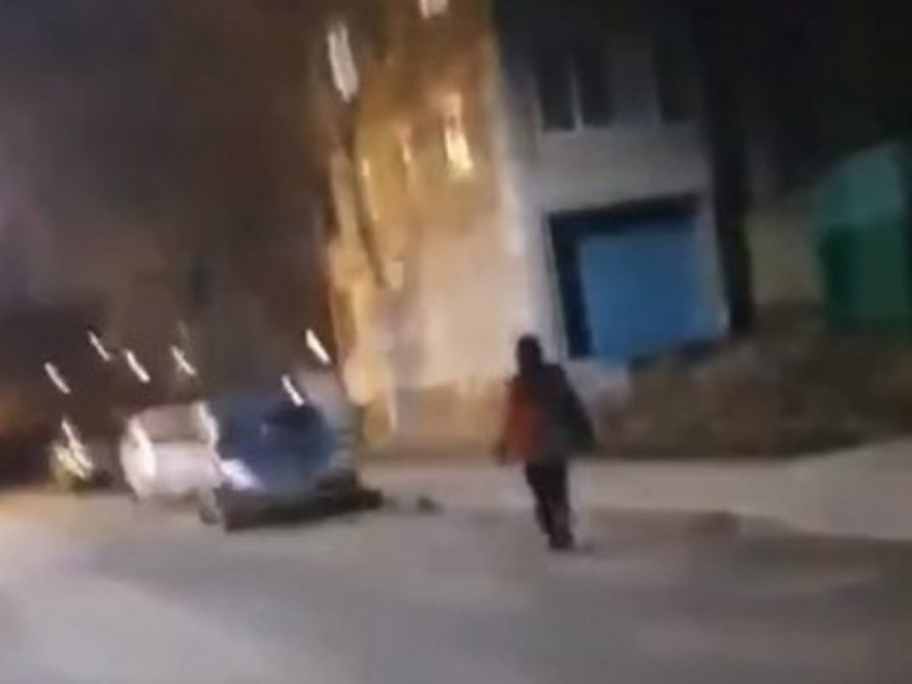 Бросали булыжники: подростки в Харькове громили чужие автомобили (ВИДЕО)