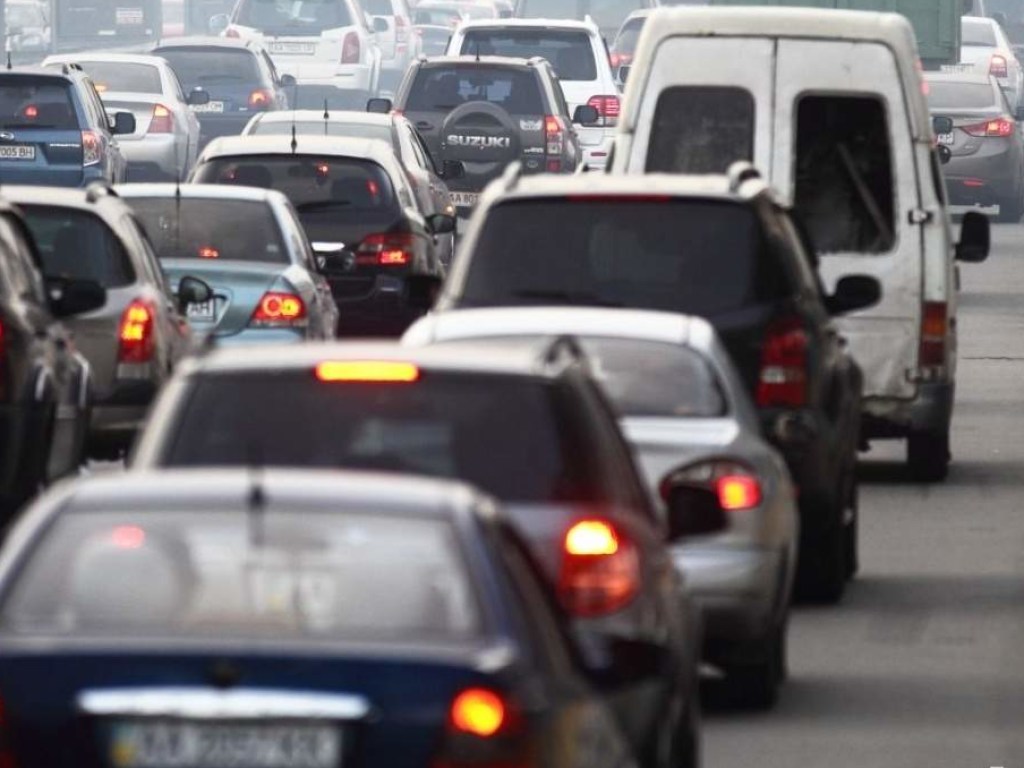 Несколько ДТП: в Киеве на дорогах образовались масштабные пробки (КАРТА)