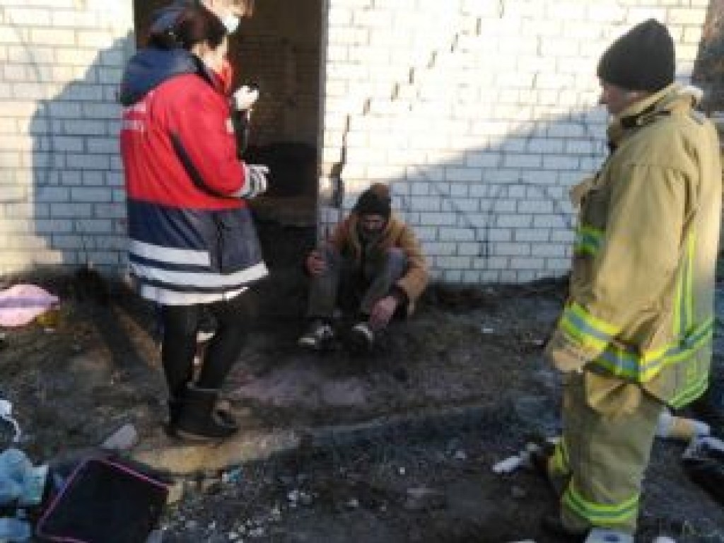 В Херсоне бездомный рухнул в 6-метровую яму (ФОТО)