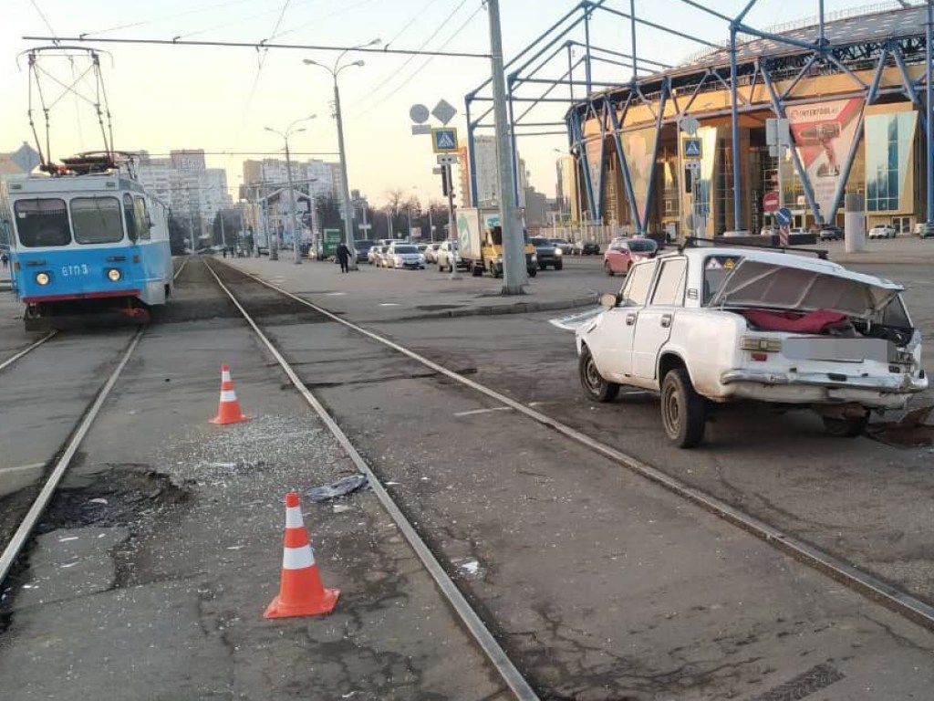 В Харькове «копейка» столкнулась с трамваем: у ВАЗ сильные повреждения (ФОТО)